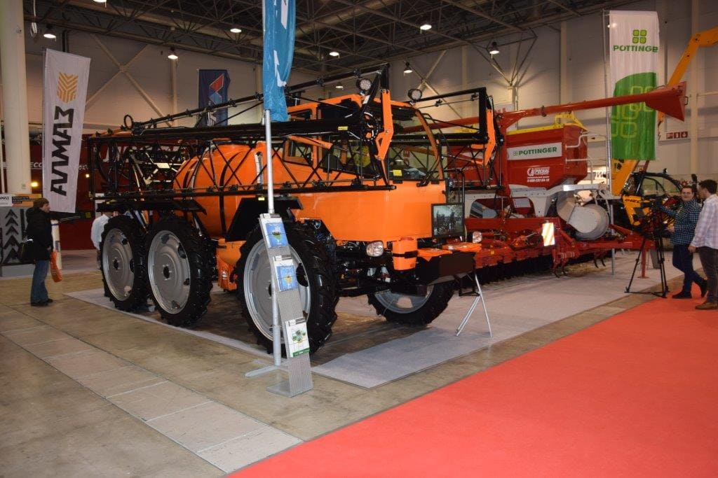 Самоходный опрыскиватель разбрасыватель удобрений Туман 2м